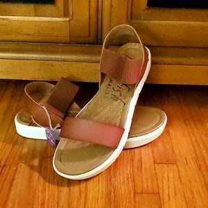 Blowfish Sandals- Vegan NWT. SZ-11. TAN/BROWN